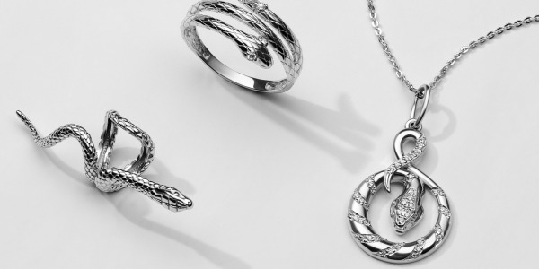 Najmodniejsze wzory w biżuterii. Monety i amulety. 