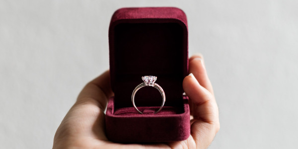 Pierścionek zaręczynowy- jak nosimy, historia, zwyczaje 