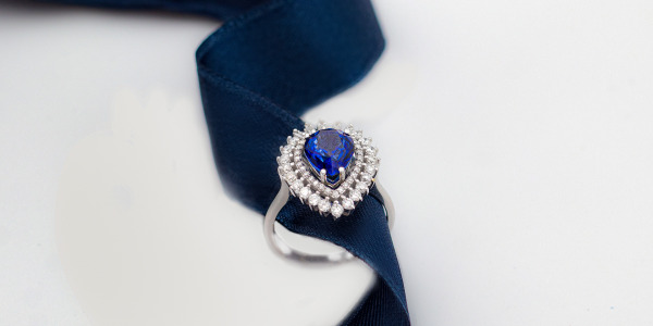 Kolor roku 2020 wg Pantone. Classic Blue w biżuterii i modzie.