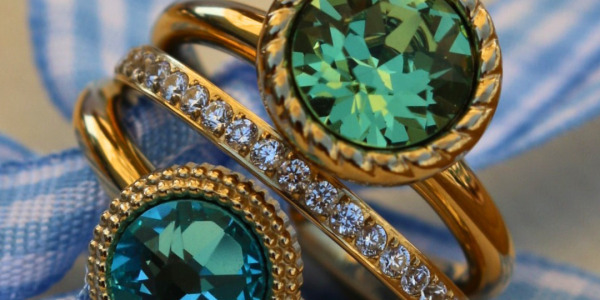 Teal – kolor sezonu w biżuterii. Odkryj najmodniejsze błękity i niebieskie dodatki